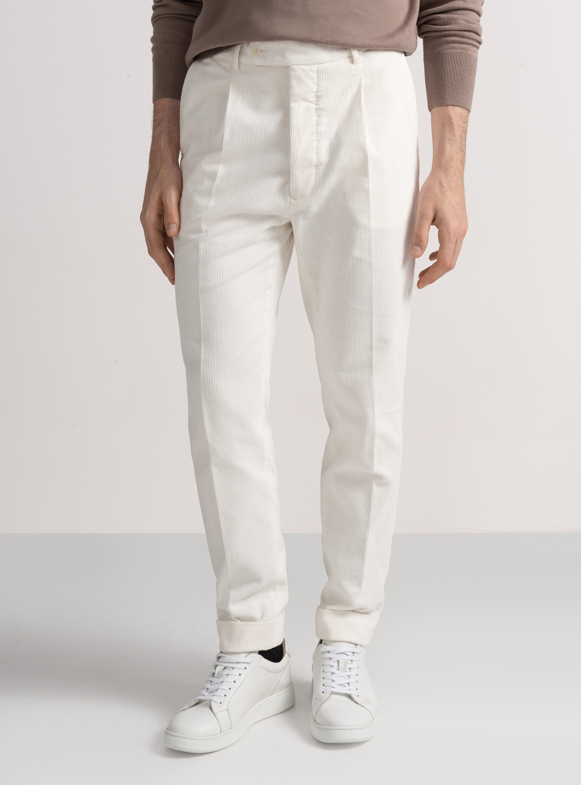Pantaloni in velluto con pince e cinturino elastico, BIANCO