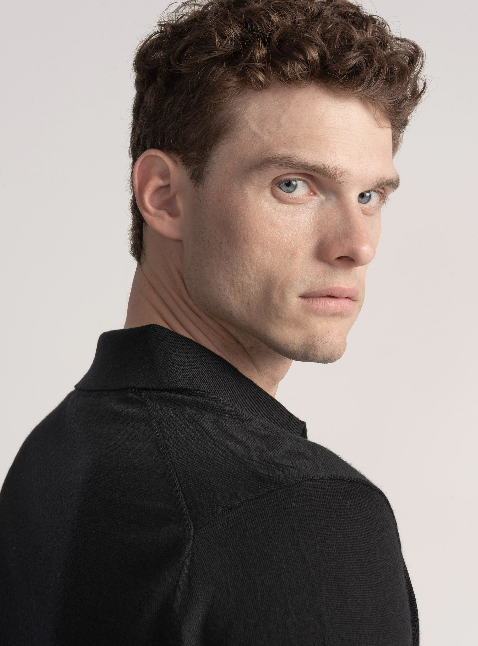 Maglia a polo in lana merino extrafine, NERO