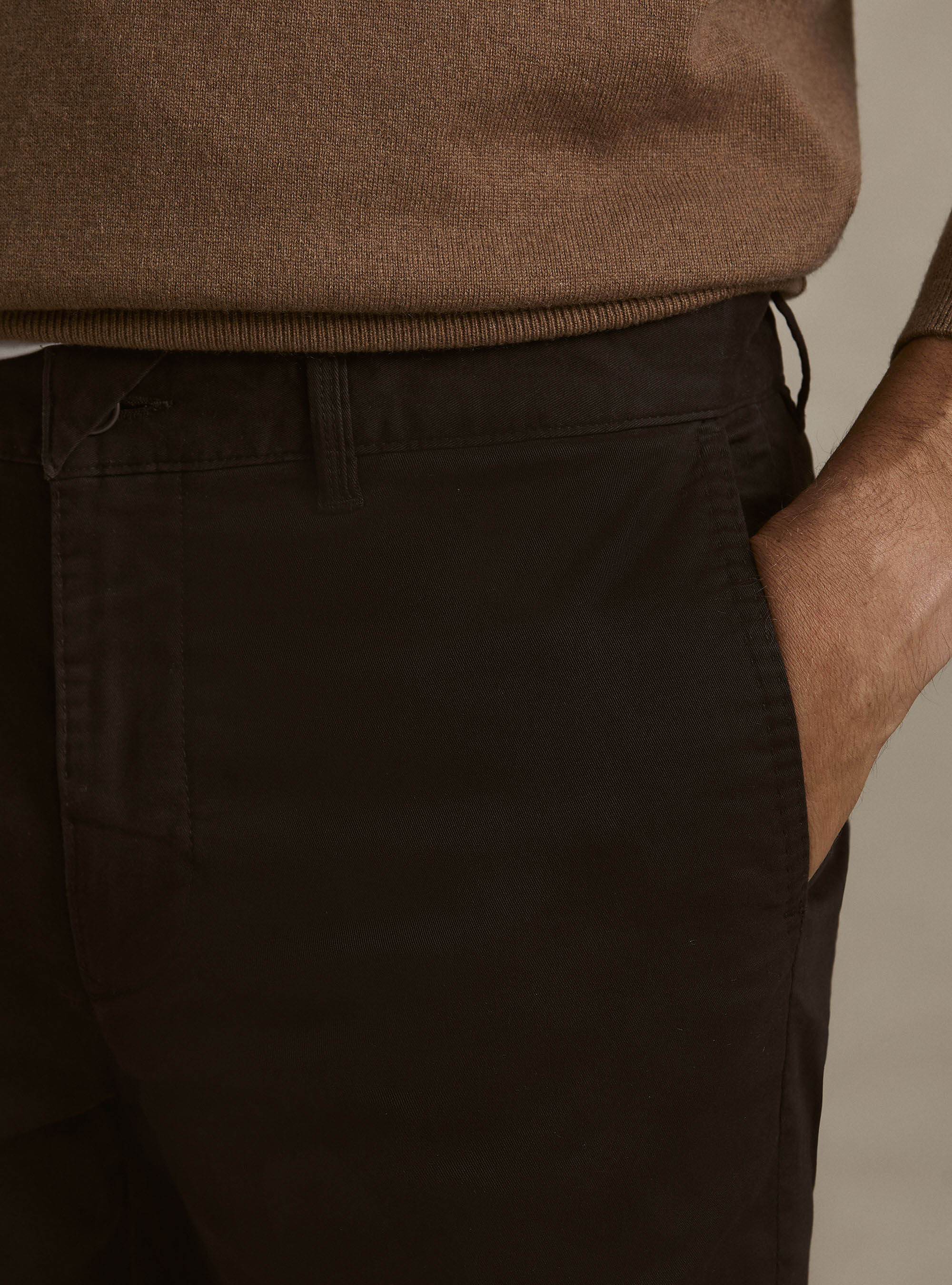 Pantaloni chino slim fit in twill stretch, MARRONE