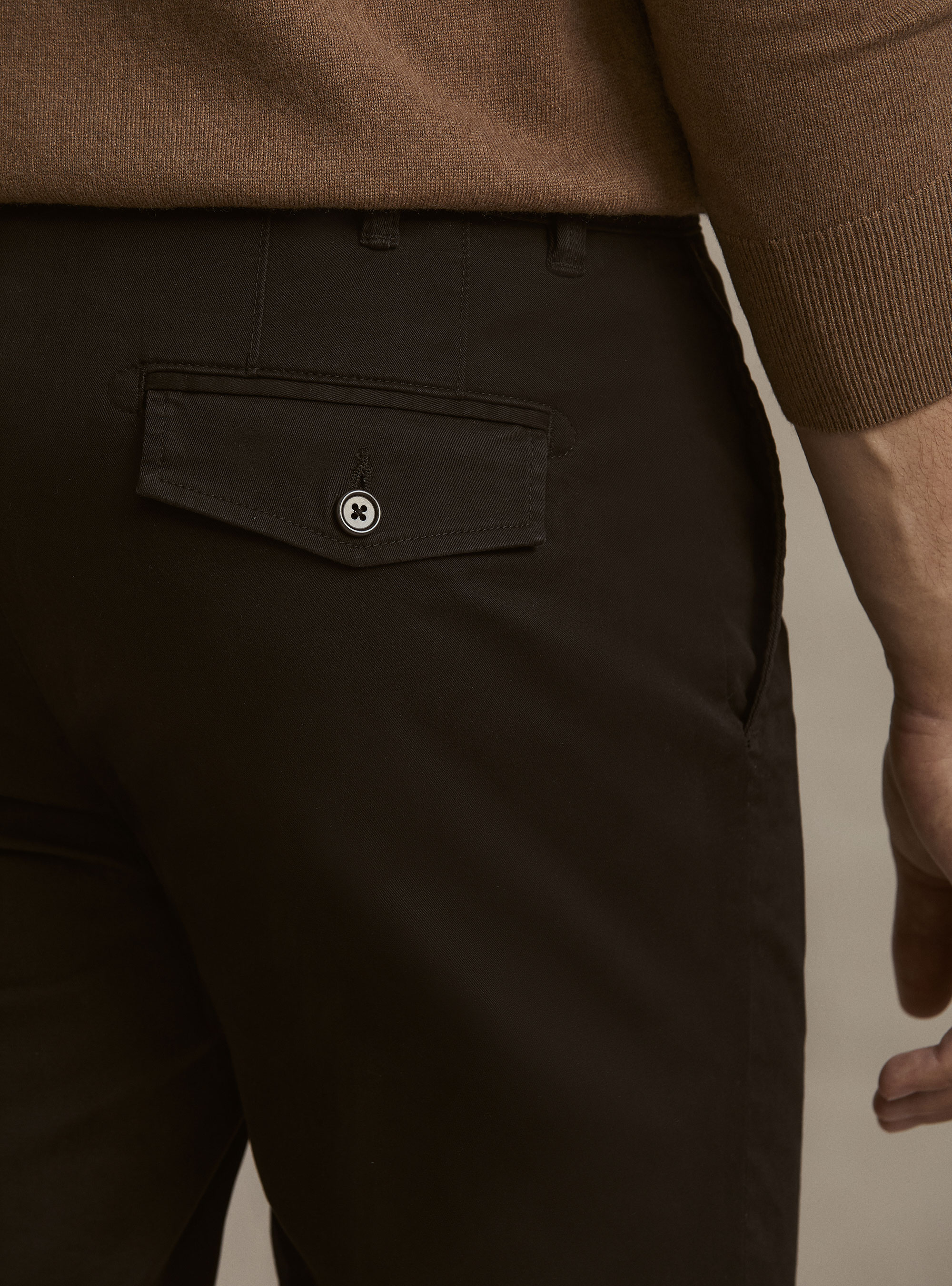 Pantaloni chino slim fit in twill stretch, MARRONE