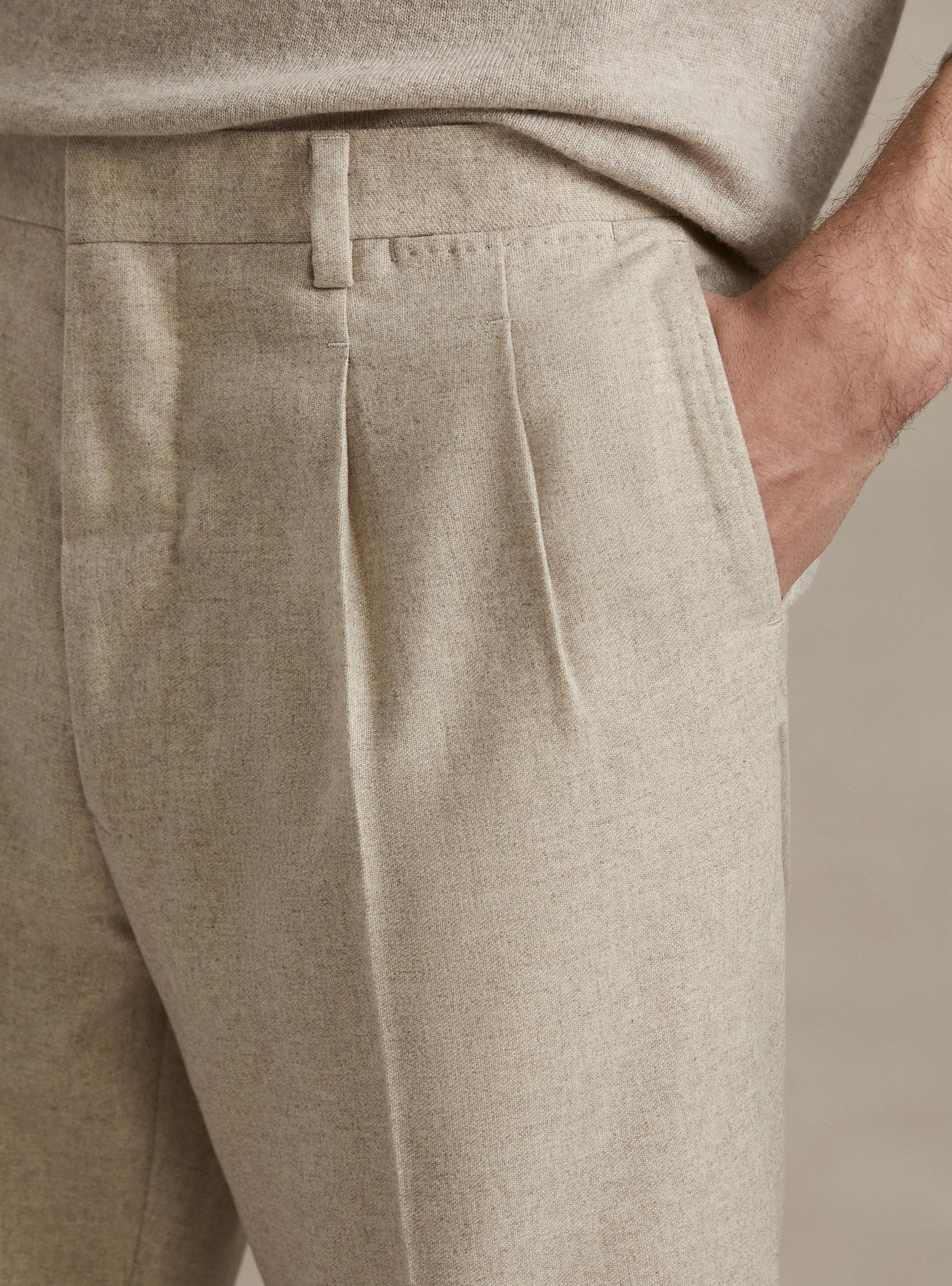 Pantaloni con pince in misto lana leggera, ECRU