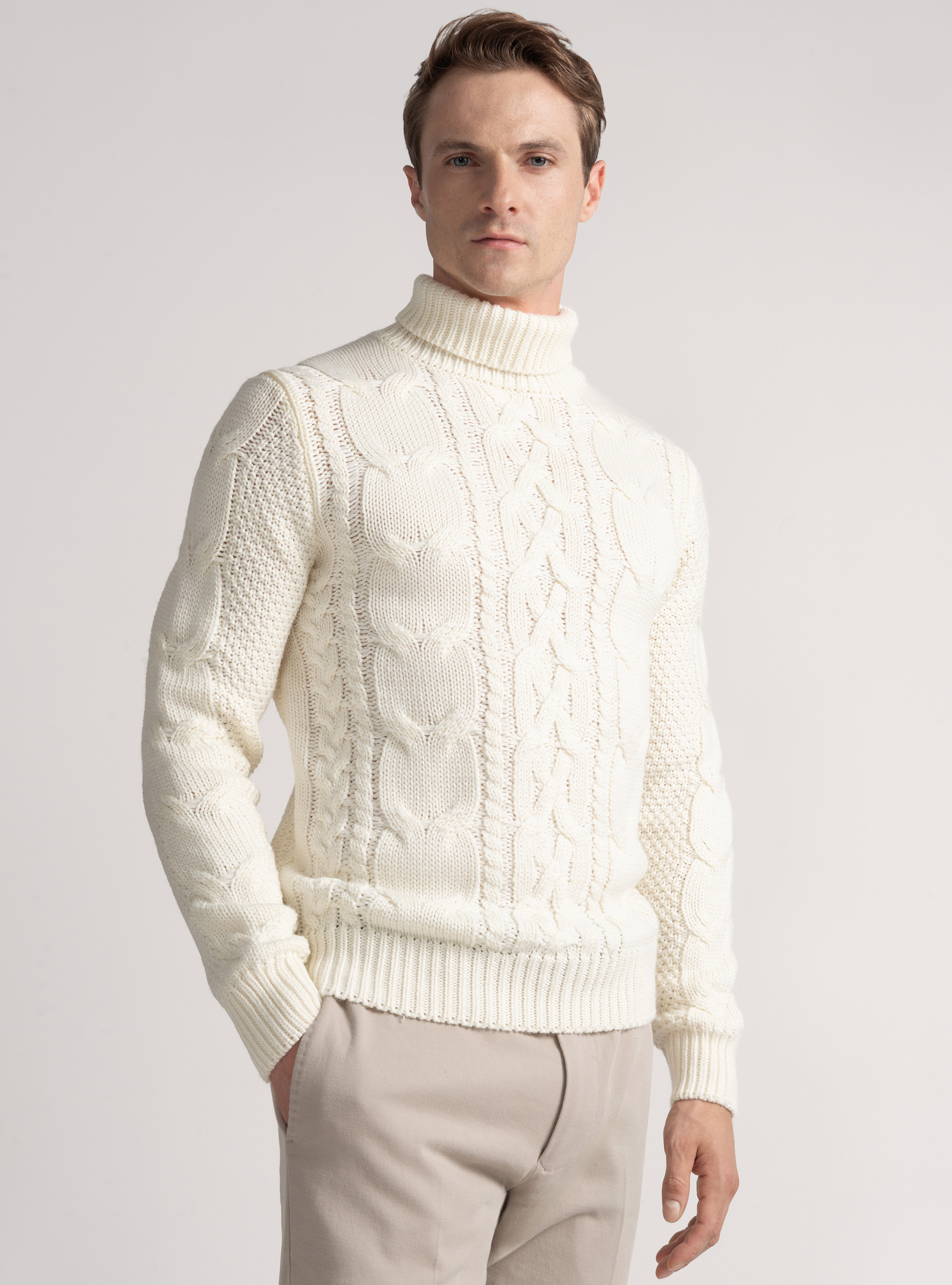 Maglia collo alto con treccione in misto lana, BIANCO