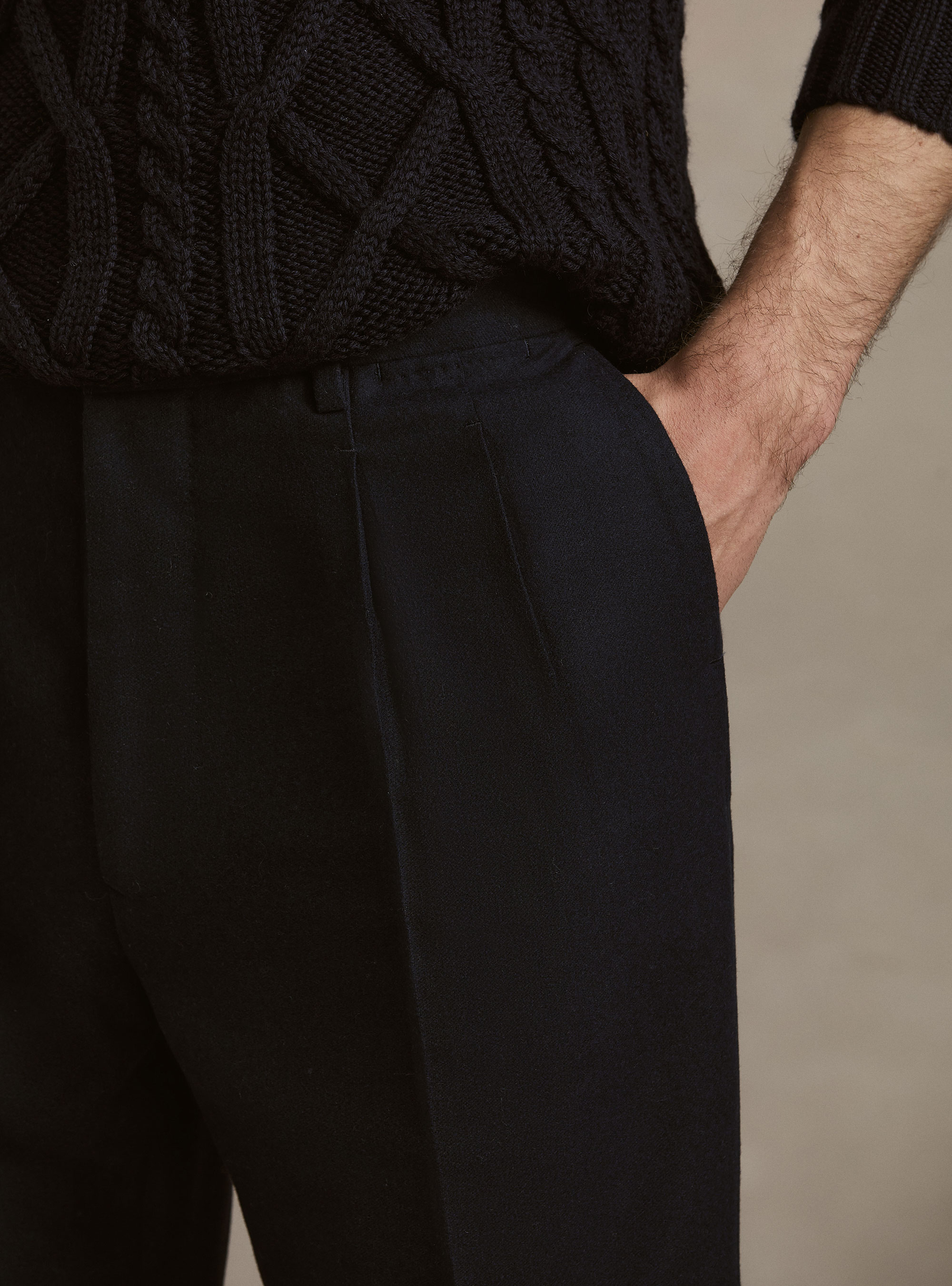 Pantaloni con pince in misto lana leggera, NAVY