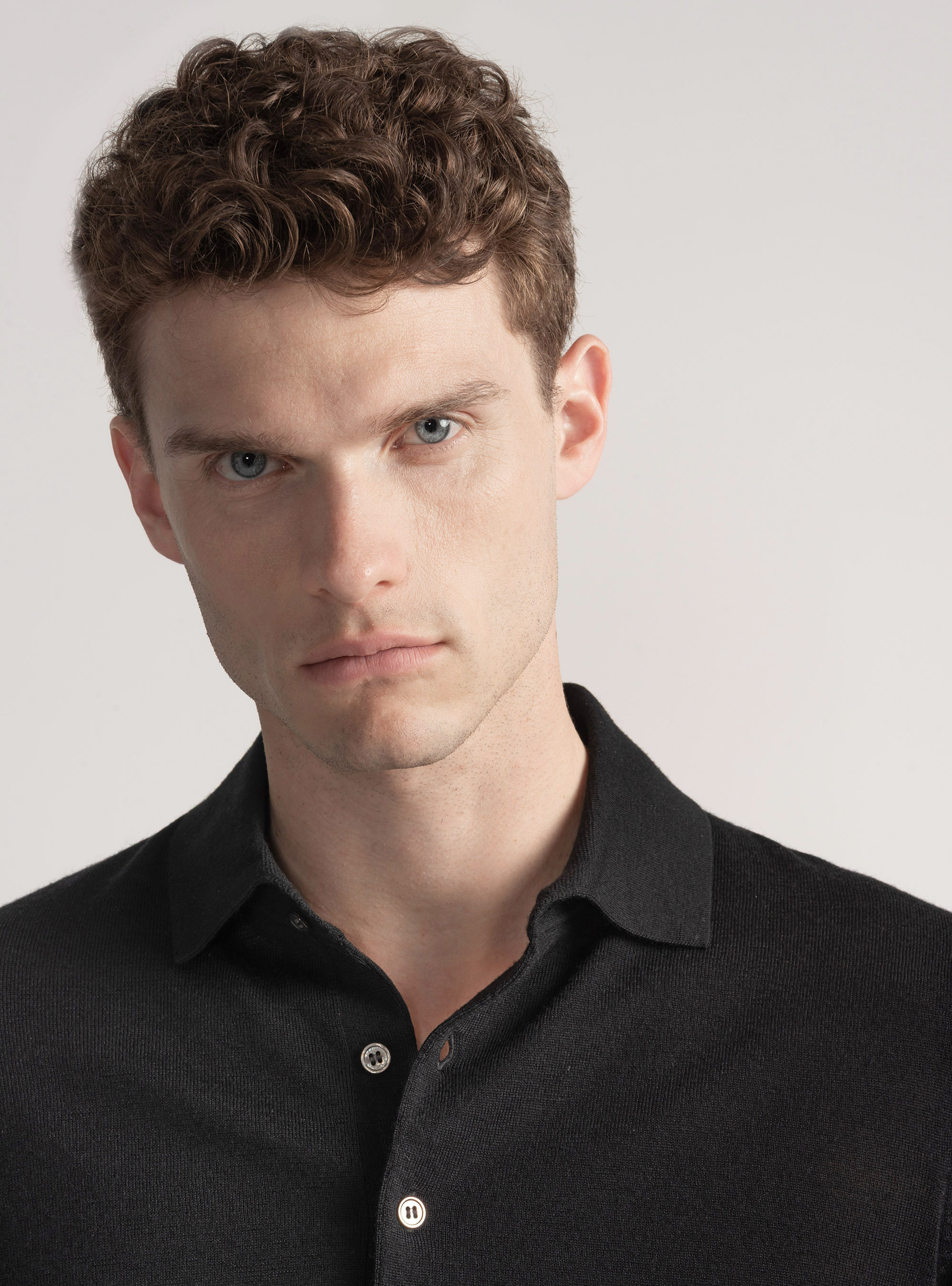 Maglia a polo in lana merino extrafine, NERO