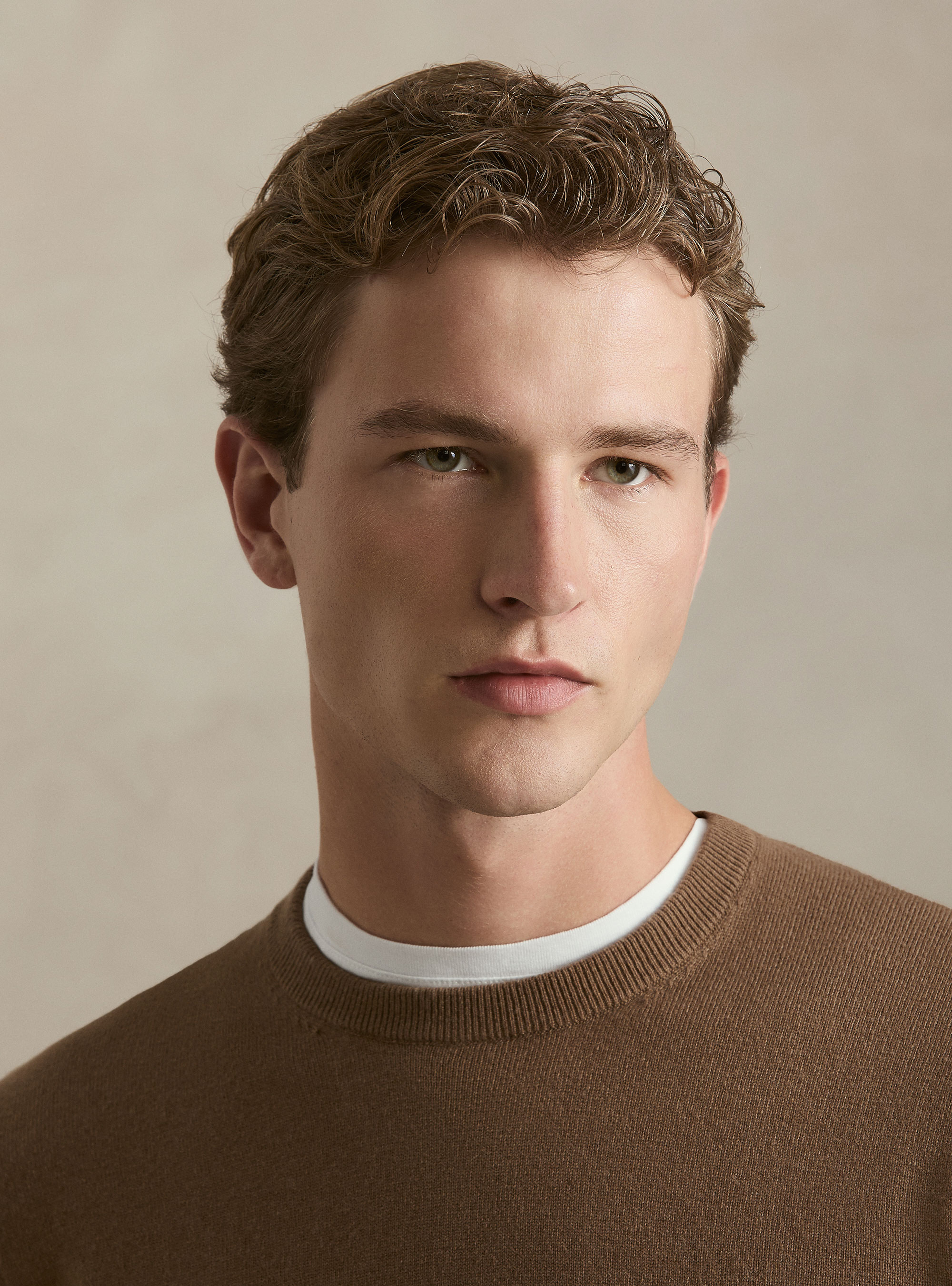 Maglia girocollo in lana lambswool e cashmere, NOCCIOLA