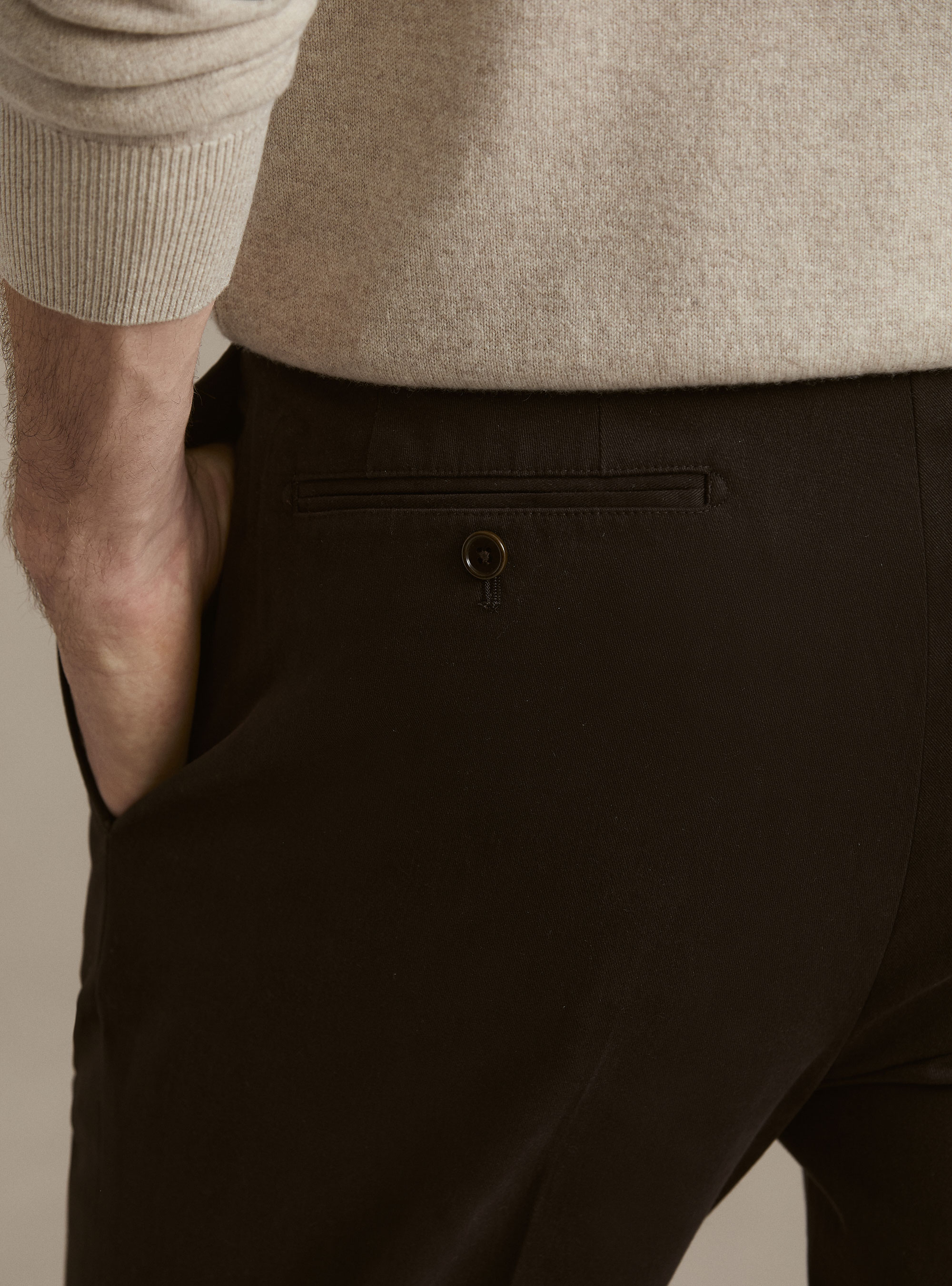 Pantaloni con pince in twill cotone e cashmere, MARRONE