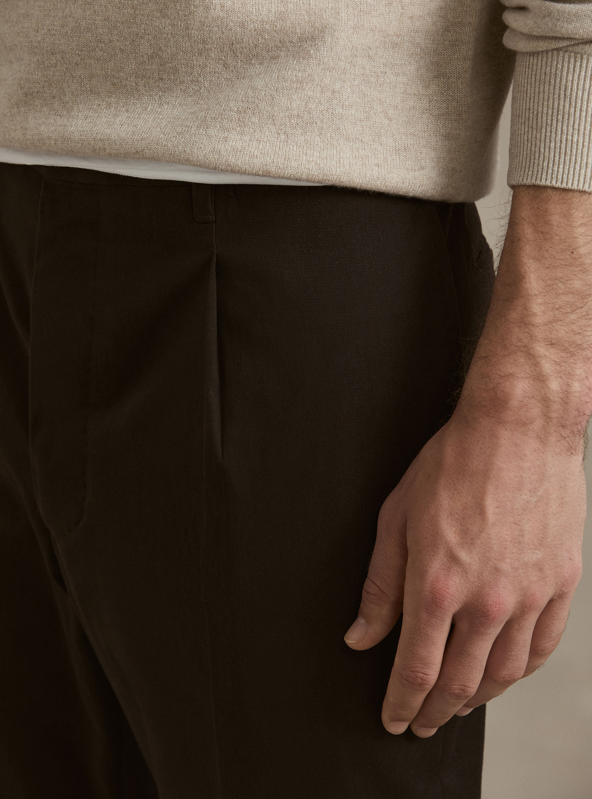 Pantaloni con pince in twill cotone e cashmere, MARRONE