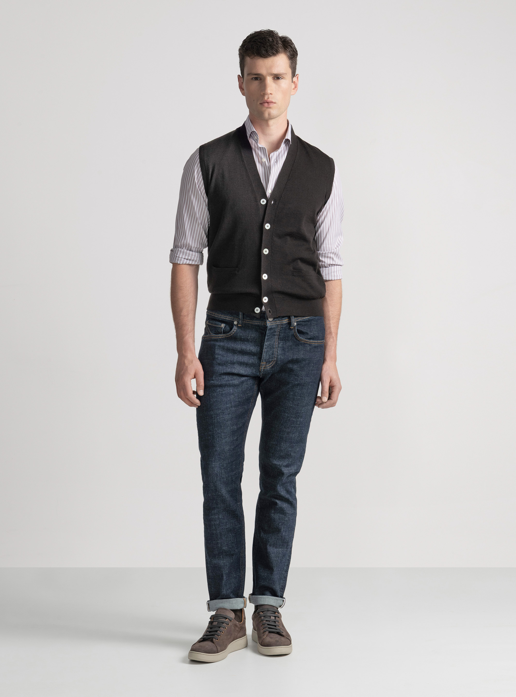 Gilet in maglia con bottoni in lana merino extrafine, MARRONE